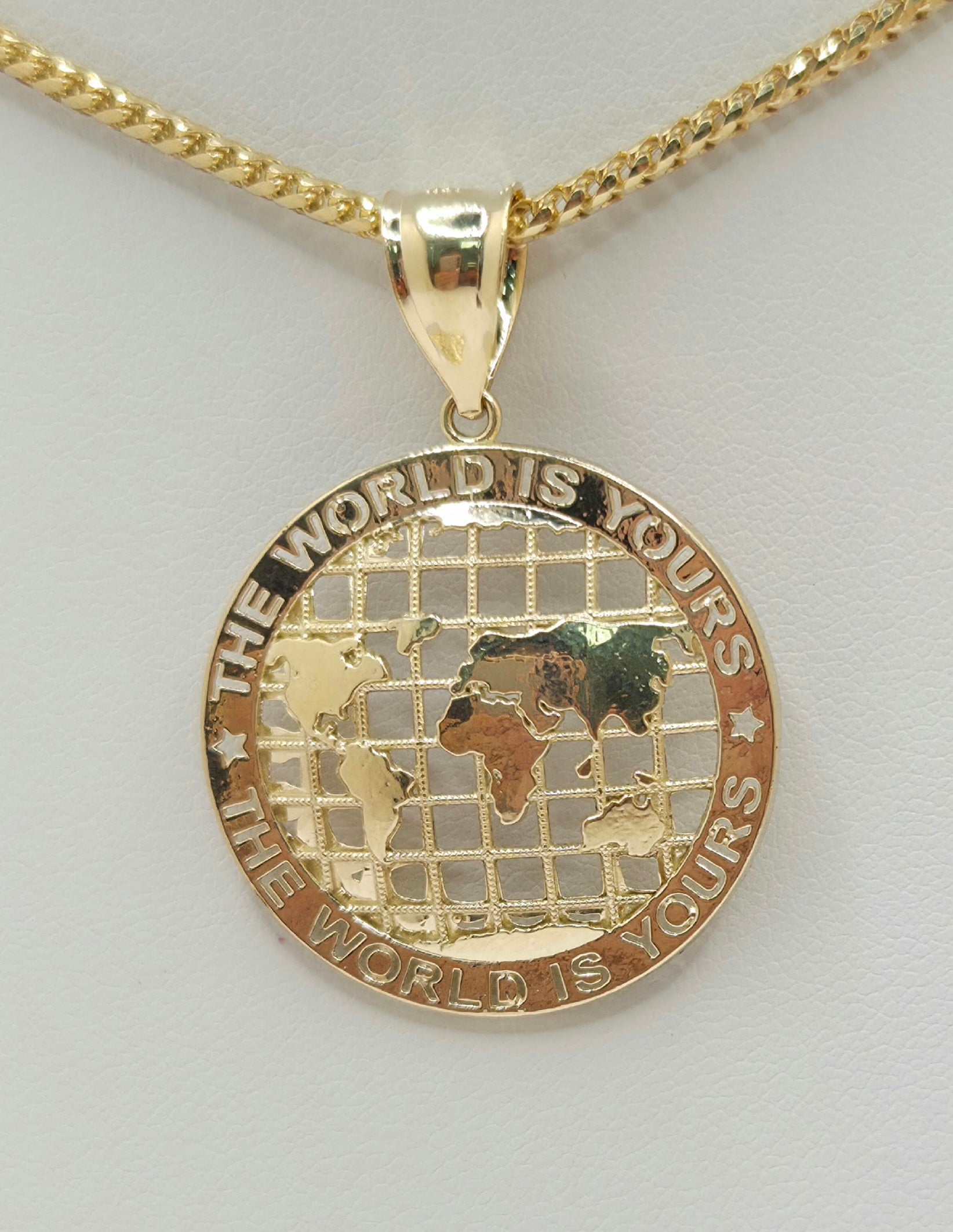 10KT SMALL THE WORLD IS YOURS GLOBE PENDANT Weight 3GR