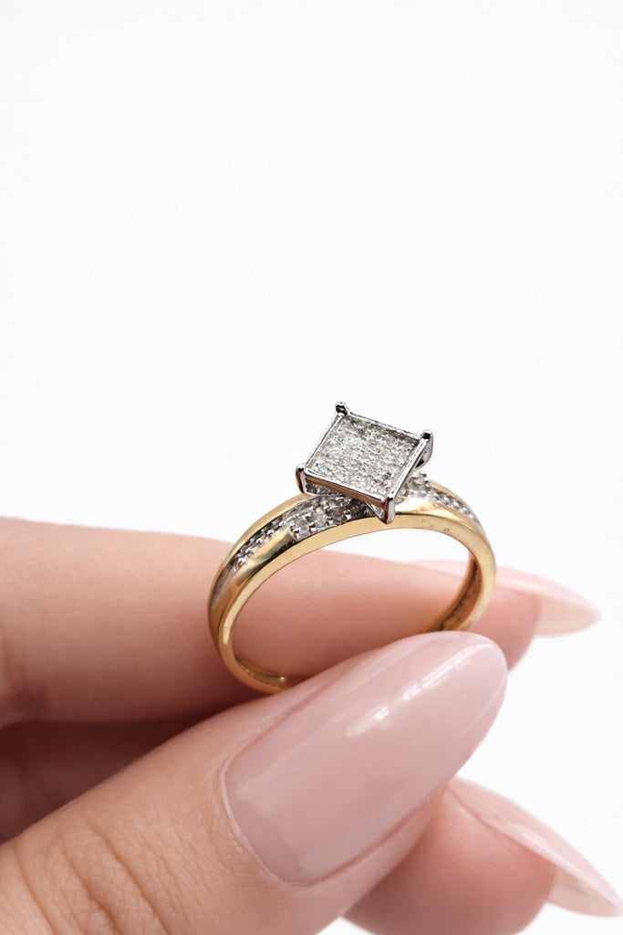 10KT SQUARE ELEGANT DIAMOND WOMAN'S RING Size 6.5 Weight 1.9GR