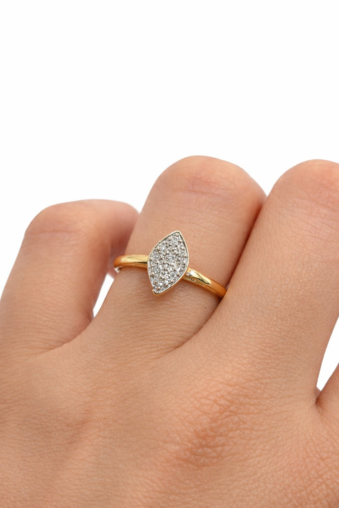 10KT   ALMOND DIAMOND PROMISE RING Size 7.5 Weigth 1.4GR