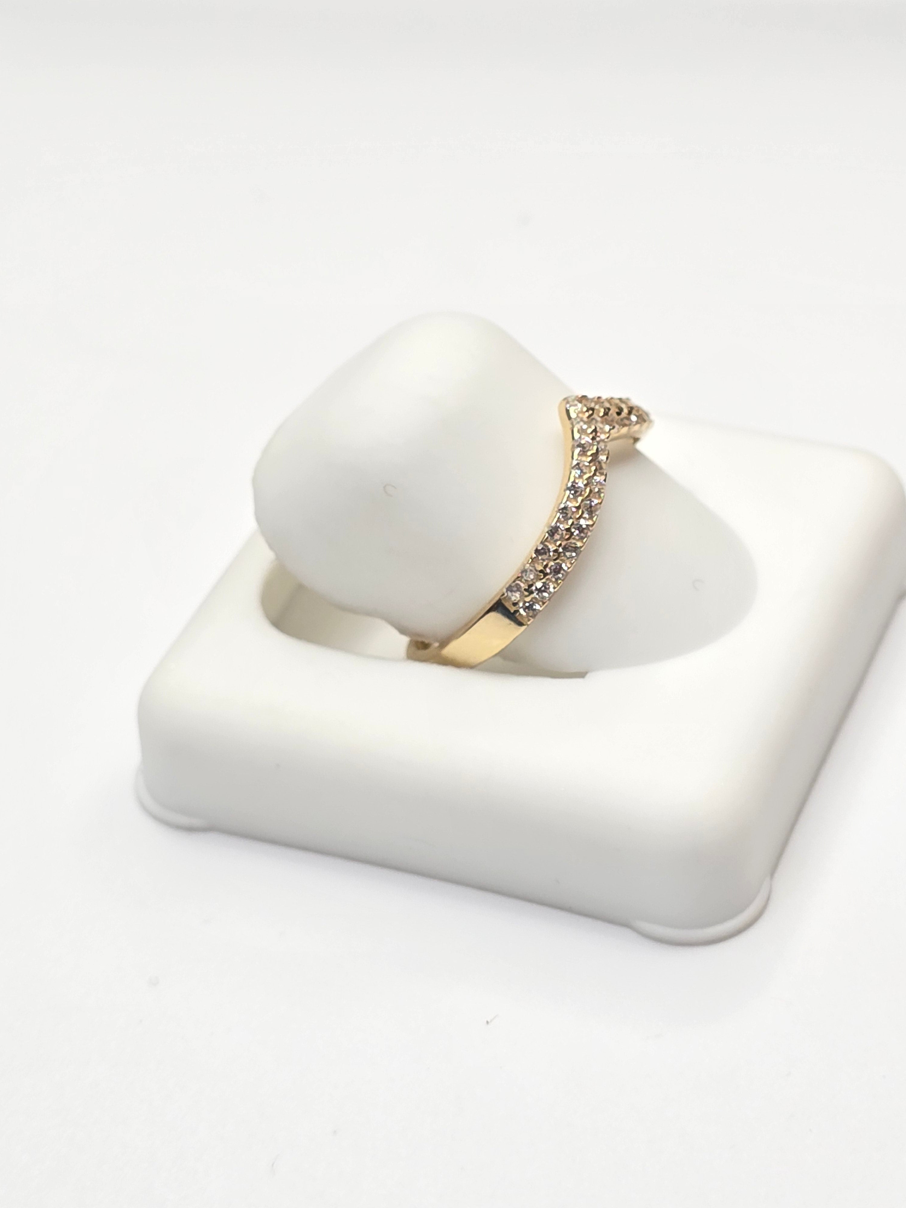 14KT CZ ''V'' DESIGN DELICATE RING Size 7-8 Weigth 1.1GR