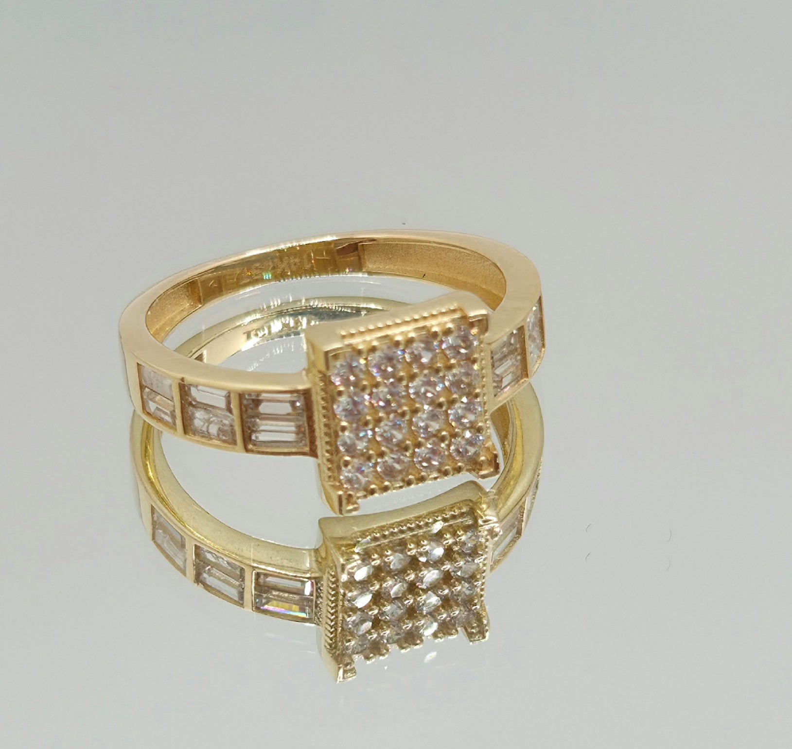 14KT DELICATE CZ SQUARE PROMISE RING  Size 7 & 8 Weight 3.1GR