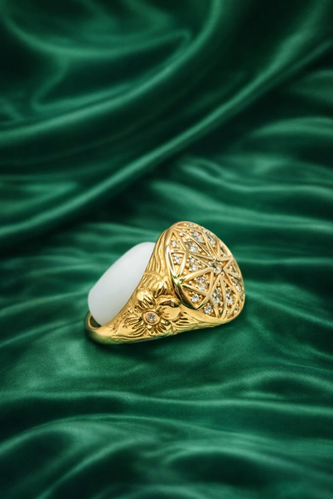 10KT ROUND STAR DESIGN SMALL ROSETTA MAN'S RING Size 12-12.5 Weigth 4.3GR