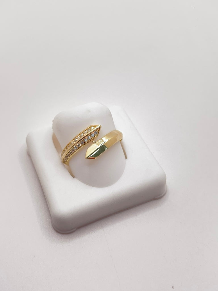 10KT DELICATE ASYMMETRIC RING WITH ZIRCONIA Size 8 Weight 1.7GR