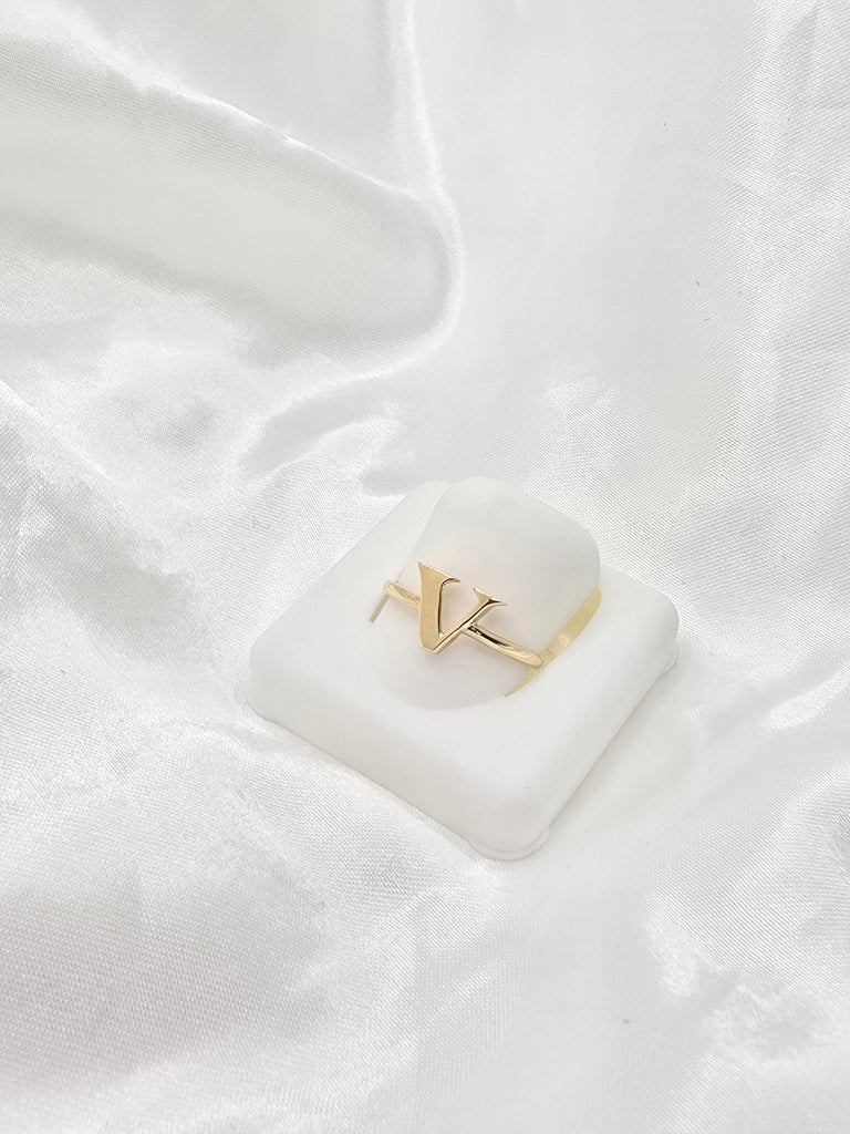 14KT "V" LETTER RING Size 7 Weight 1.2GR