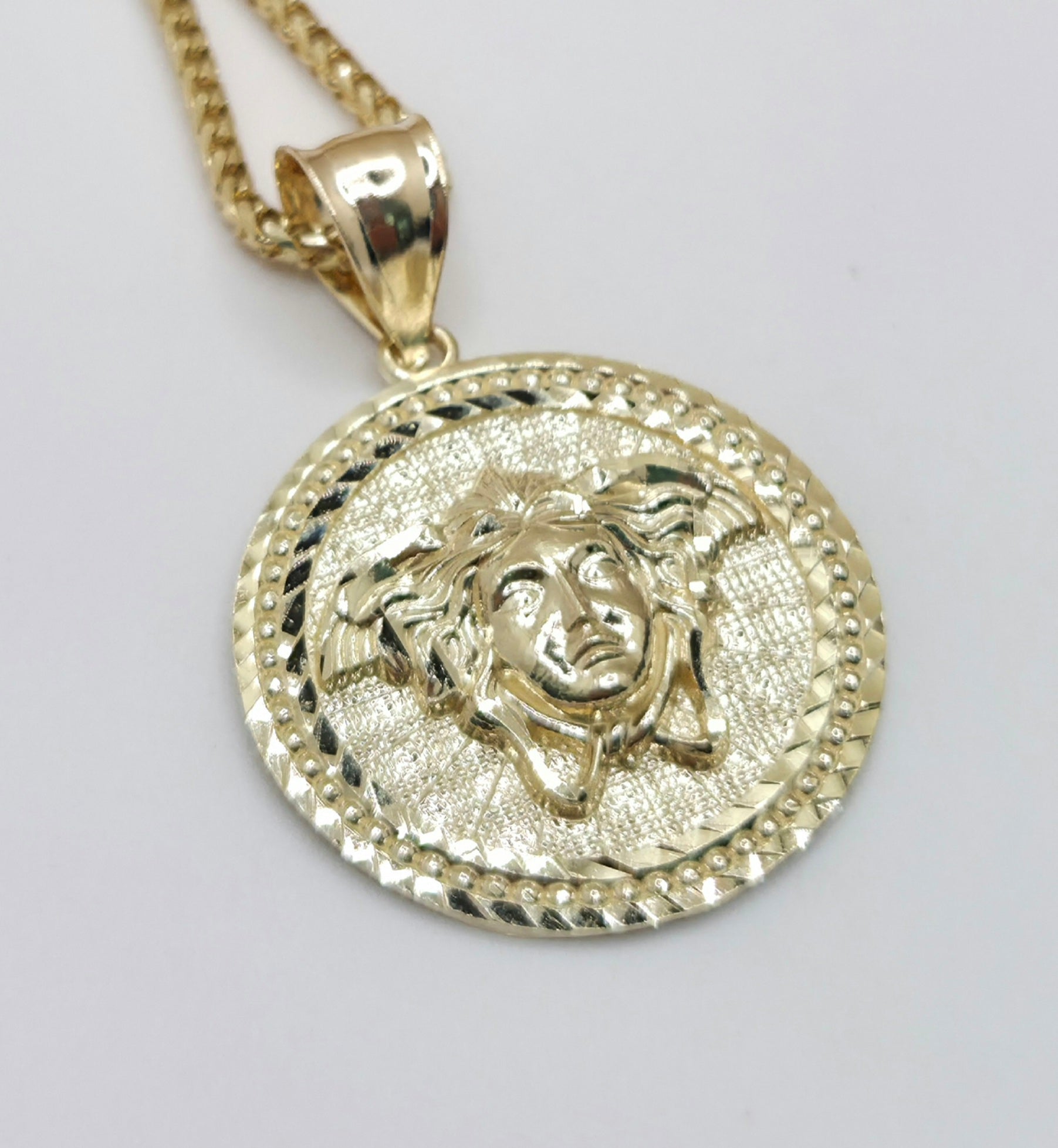 10KT LARGE ROUND MEDUSA PENDANT Weight 3.2GR