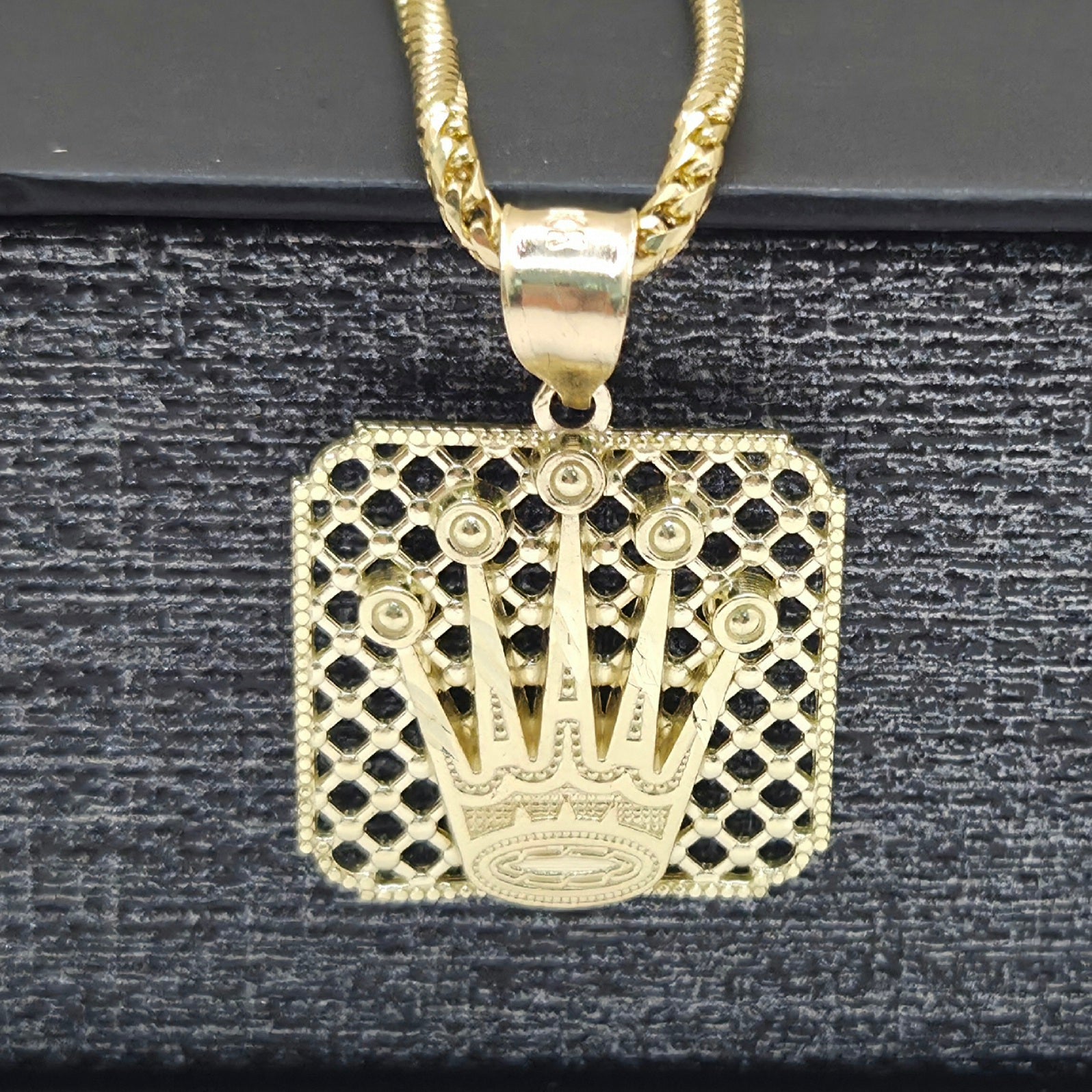 10KT MEDIUM NET BACKGROUND CROWN PENDANT Weight 3.1GR