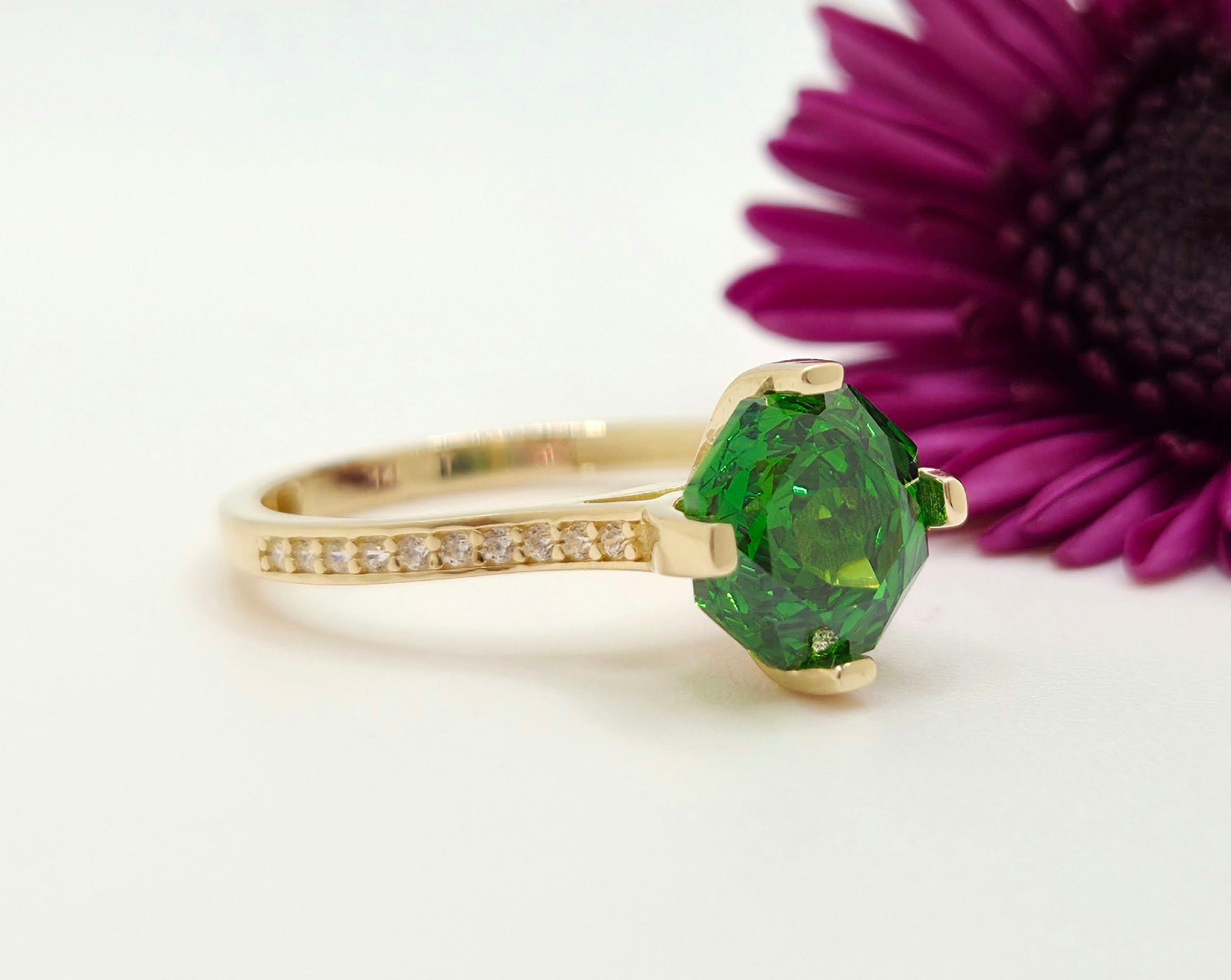 14KT DELICATE GREEN STONE PROMISE RING Size 8 Weight 3GR