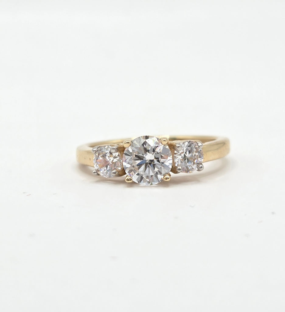 10KT TRHEE STONE ELEGANT PROMISSE WOMAN'S RING Size 7 Weight 2.3GR