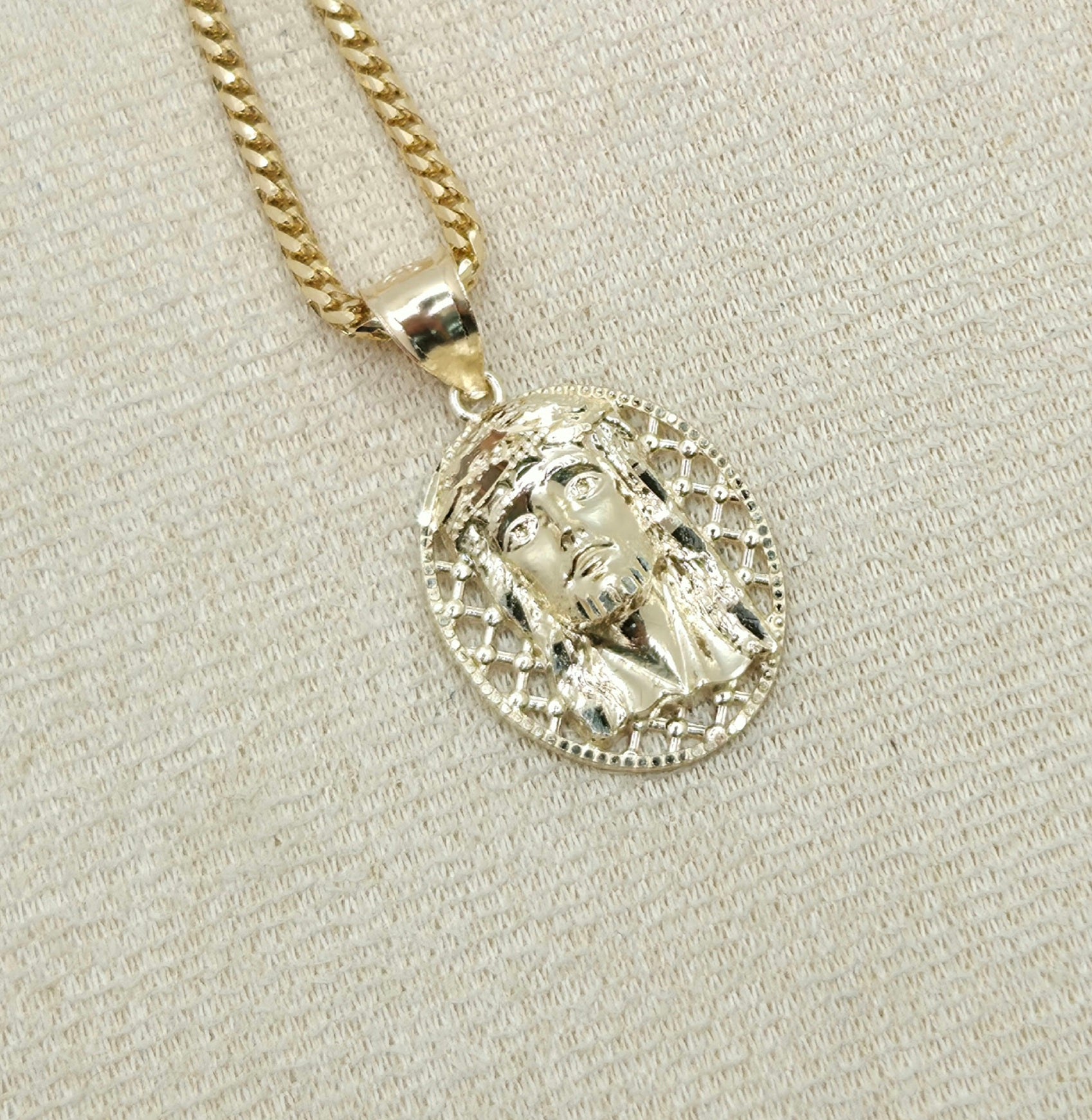 10KT SMALL OVAL NET BACKGROUND JESUS FACE Weight 1.9GR