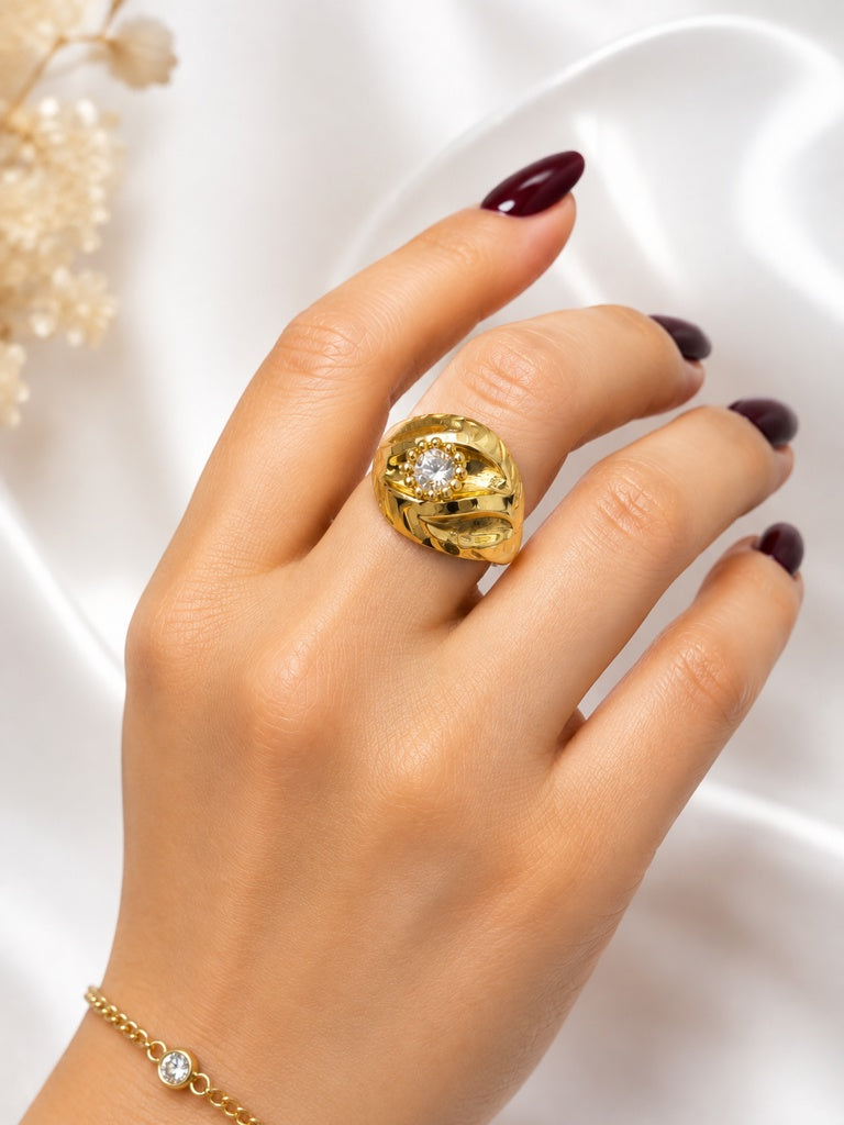 14KT  VINTAGE STYLE STONE DETAIL RING  Size 8.5 Weigth 1.9GR