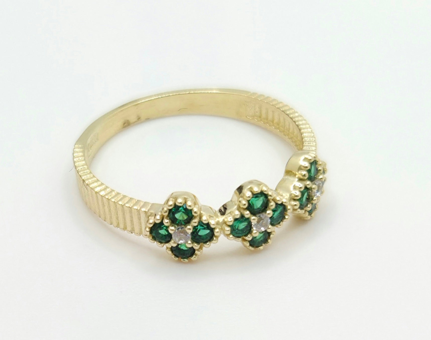 10KT GREEN CZ SMALL FLOWERS RING Weight 1.9GR