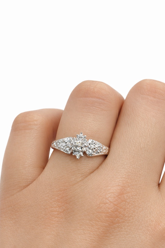 10KT WHITE GOLD ALMOND SHAPE DIAMOND ELEGANT RING Size 7 Weigth 1.8GR