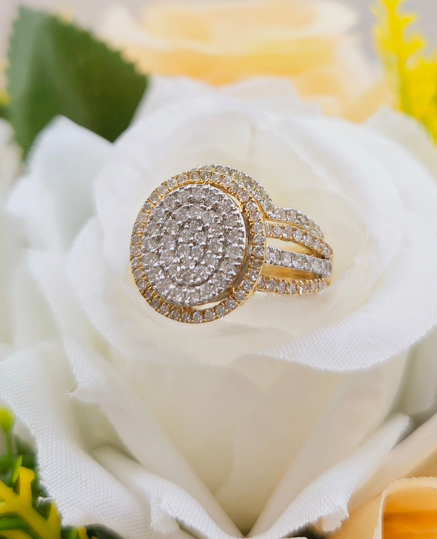 14KT EXOTIC LARGE OVAL DESIGN NATURALS DIAMONDS ENGAGEMENT WOMAN'S RING Size 7