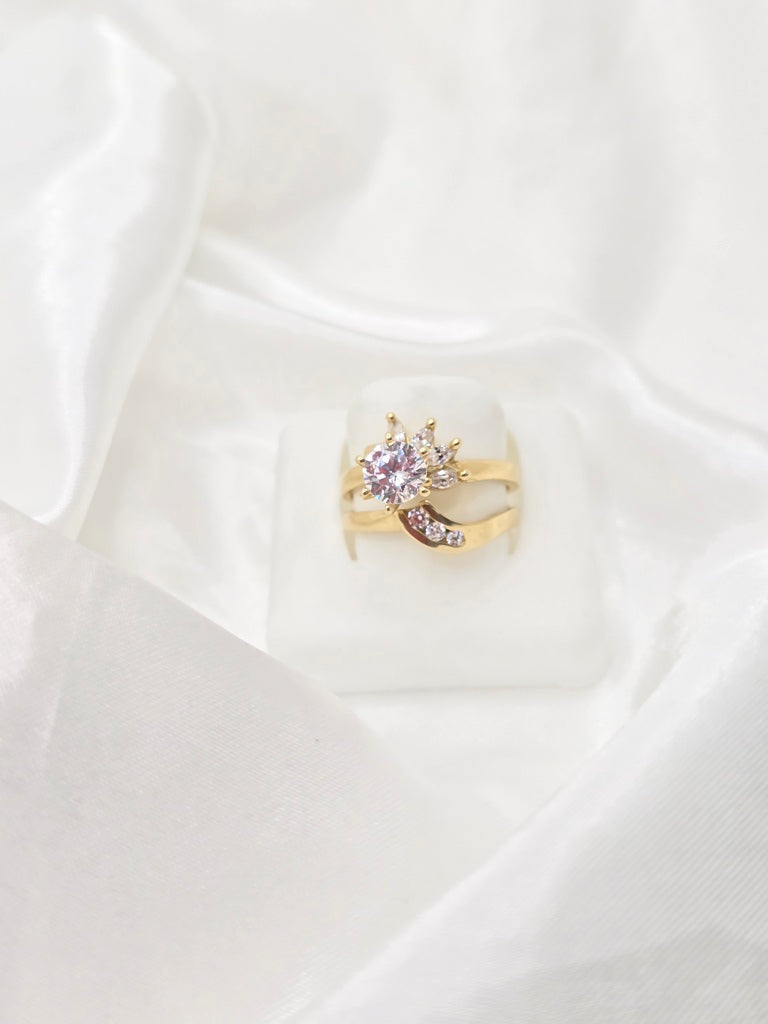 10KT ASYMMETRIC FLOWER SHAPED WOMEN'S ENGAGEMENT RING Size 7 Weight 5.2GR
