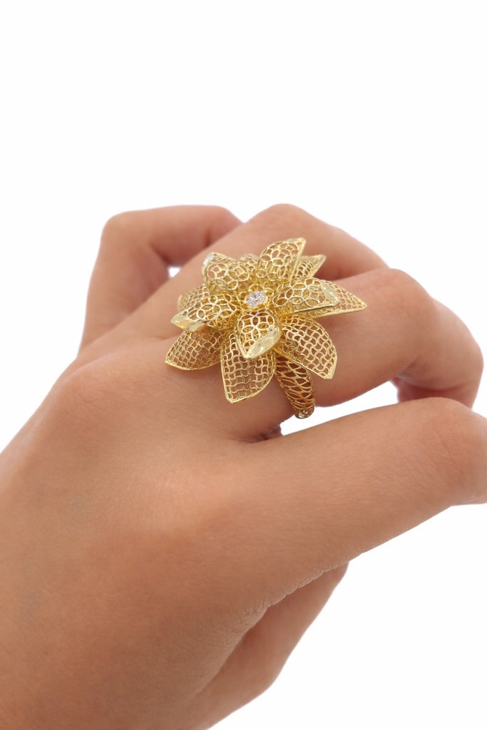 10KT EXOTIC NET DESIGN BIG FLOWER RING  Size 8 Weigth 3.3GR