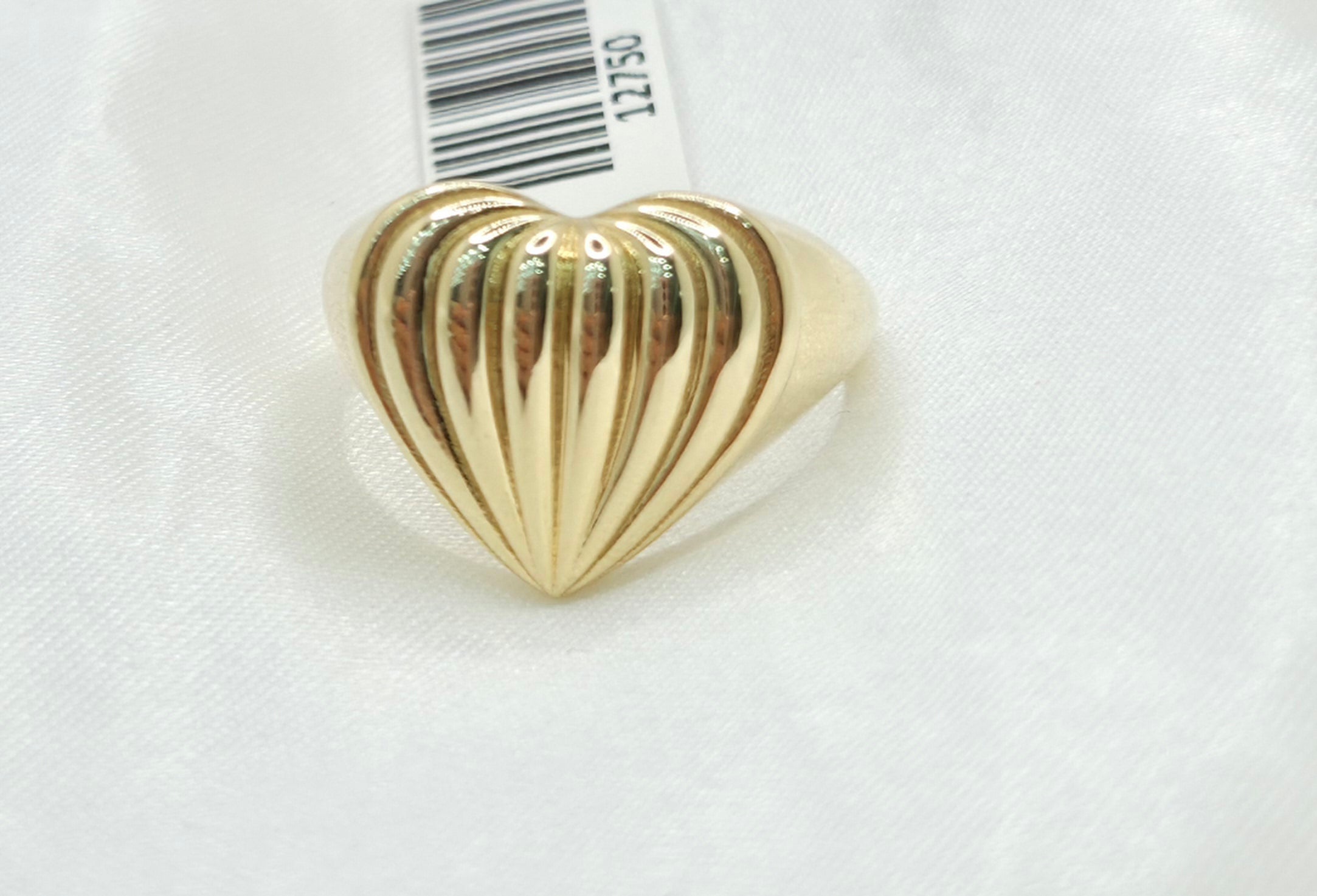10KT SHELL STYLE HEART RING Size 8 Weight 2.5GR
