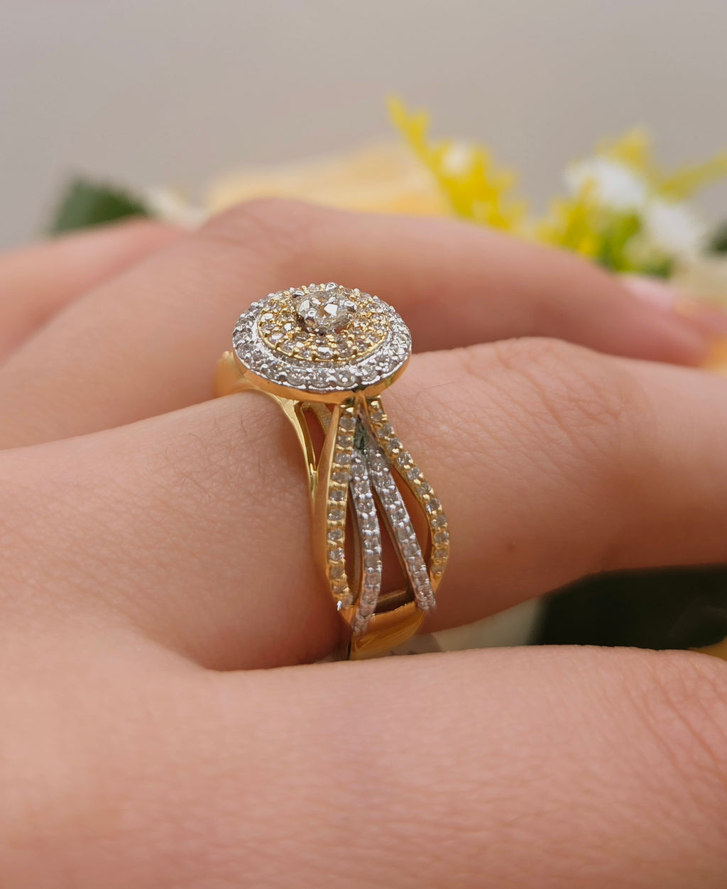 14KT EXOTIC ROUND TWO TONE DETAILS NATURALS DIAMONDS WOMAN'S RINGSize 7.5 Weigth