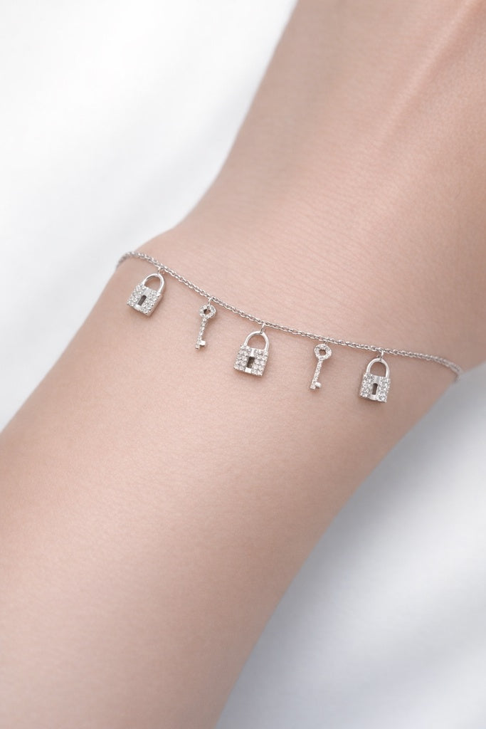 14KT WHITE GOLD LOCKS AND KEYS NATURAL DIAMOND BRACELET 0.23CT Size 7.5IN Weigth