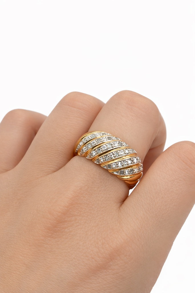 10KT SHELL DESIGN DIAMOND WOMAN'S RING Size 7 Weight 5.6GR