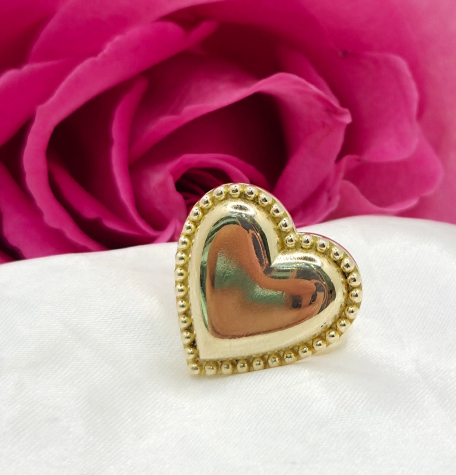 10KT BIG VINTAGE HEART RING Size 7.5 Weight 5.1GR