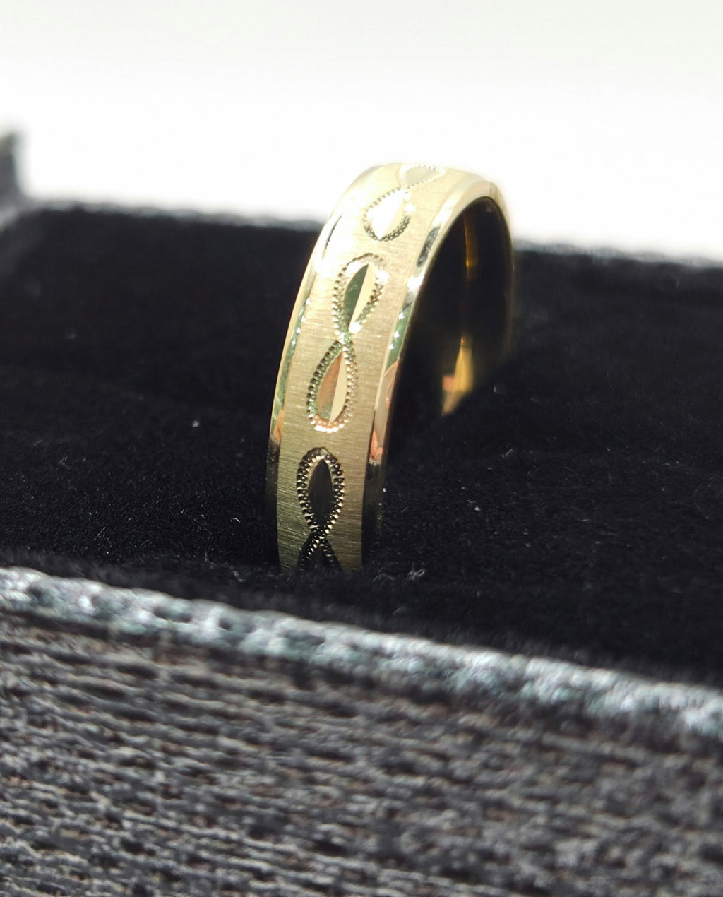 10KT FANCY INFINITY DETAIL WEDDING BAND RING  Size 8 5MM Weight 3GR