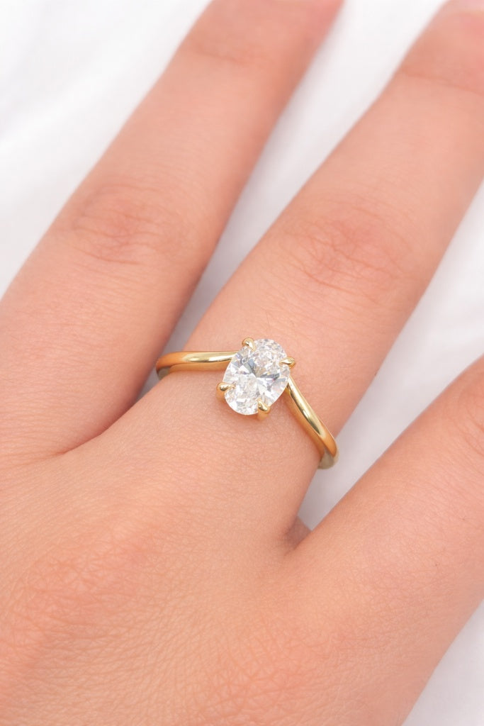 14KT DELICATE OVAL LAB DIAMOND WOMAN'S RING Size 7  /1CT / 1.8GM