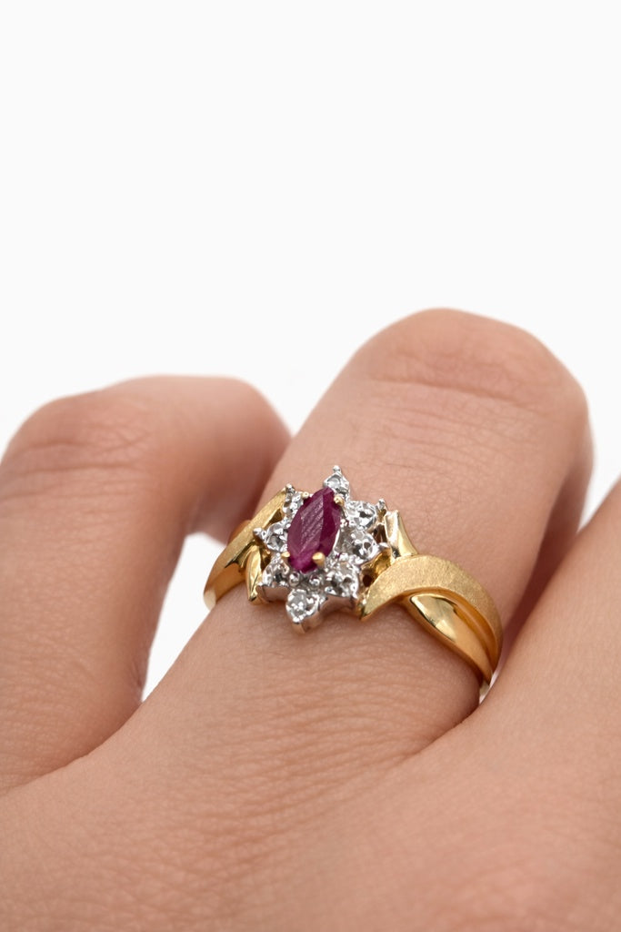10KT DIAMOND AND RUBI DELICATE WOMAN'S RING Size 7 Weight 2.6GR