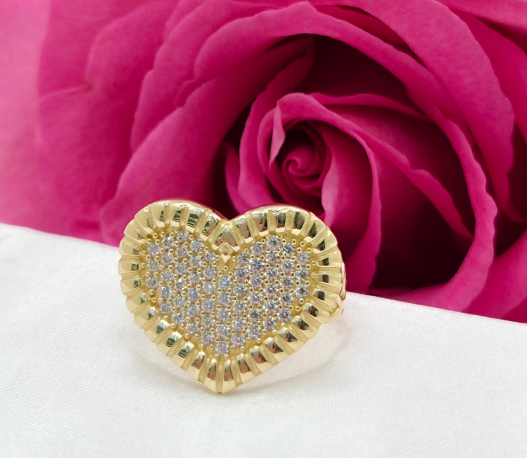 10KT CHINO LINK WITH STONES HEART RING Size 8 Weight 4.29GR