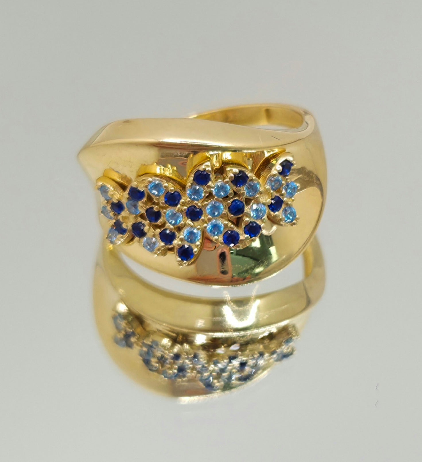 14KT BLUE CZ SMALL FLOWERS RING  Size 8 Weight 4.9GR