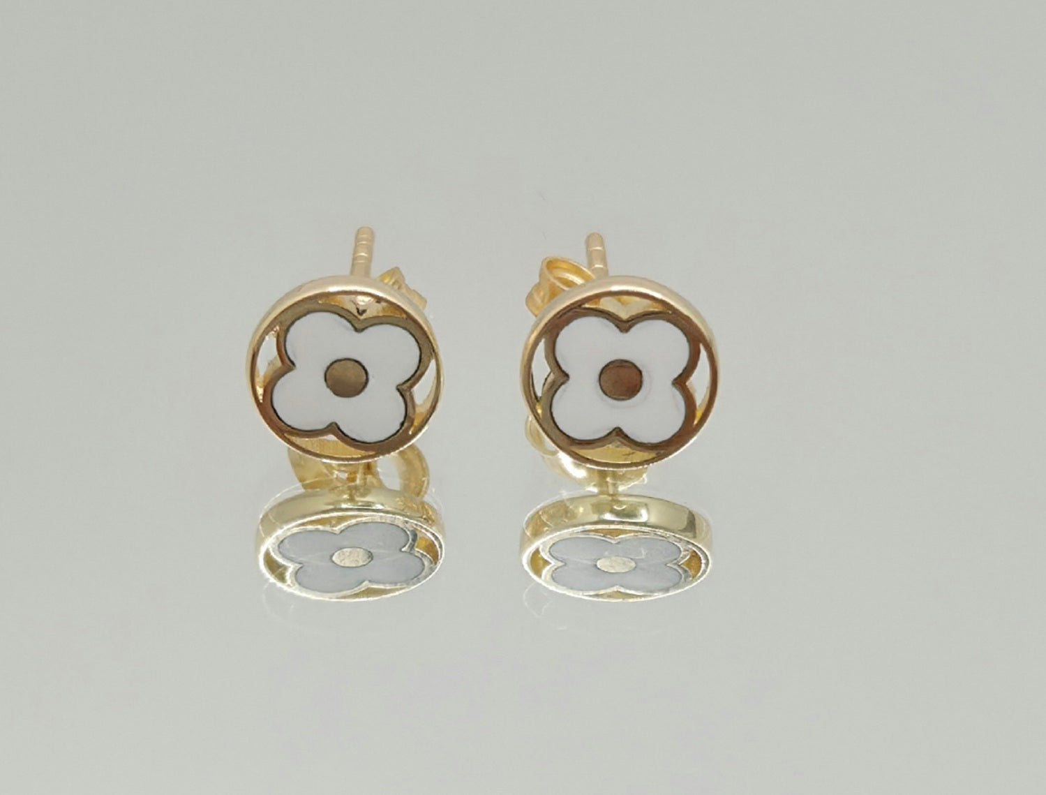 14KT SMALL ROUND WHITE CLOVER INSIDE EARRING Weight 1.2GR