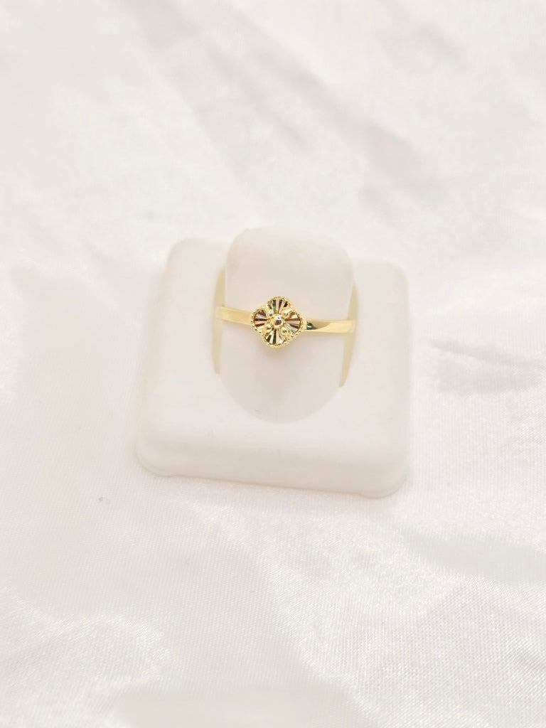 10KT SMALL GOLDEN CLOVER RING Size 7.5 Weight 1.2GR