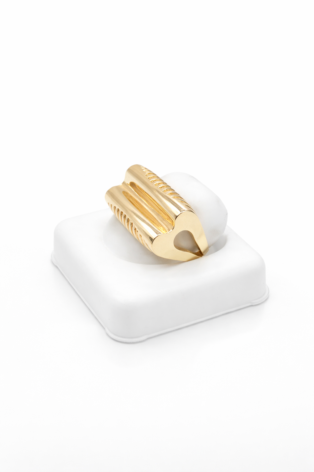 10KT MODERN GEOMETRIC DESING RING Size 7.5 Weight 2.5GR