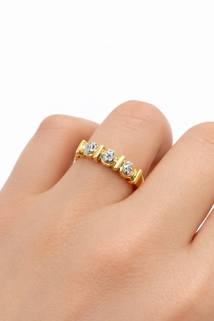 14KT EXOTIC THREE STONE DESIGN DIAMOND RING Size 7 Weigth 4GR