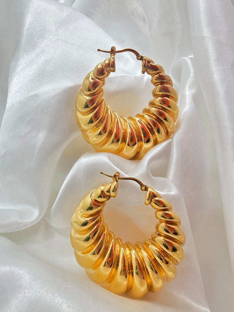 14KT LARGE INFLATED SHELL DESING HOOPS EARRINGS Weight 13.8GR