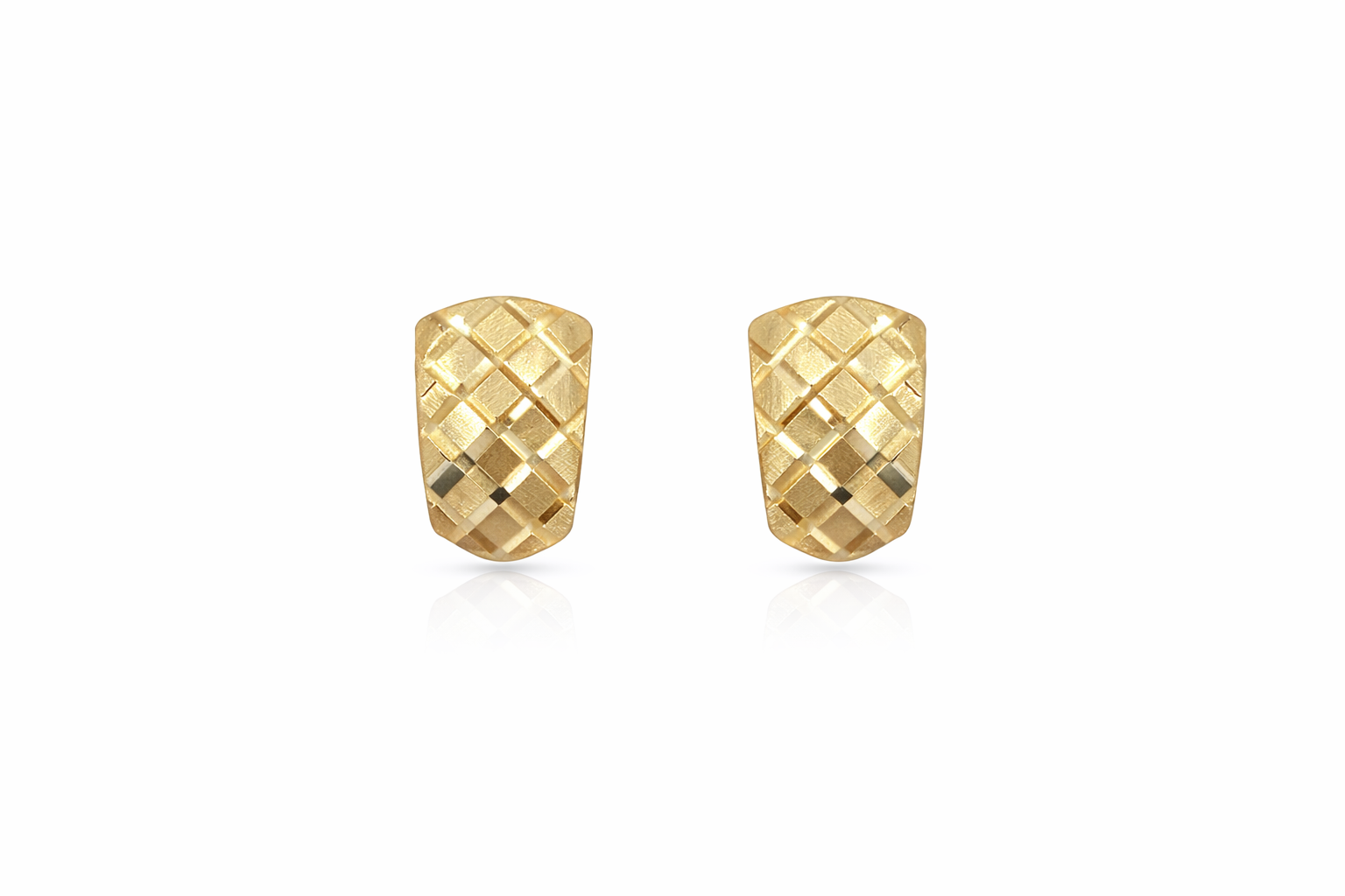 14KT VINTAGE BASKET WEAVE DESIGN SQUARE OMEGA BACK EARRINGS Size SMALL Weigth 1.5GR