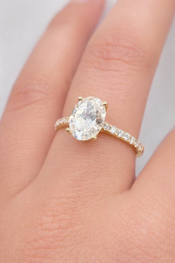 14KT ELEGANT OVAL LAB DIAMOND WOMAN'S RING Size 6.5 / 0.30CT / 2.99GM Weigth
