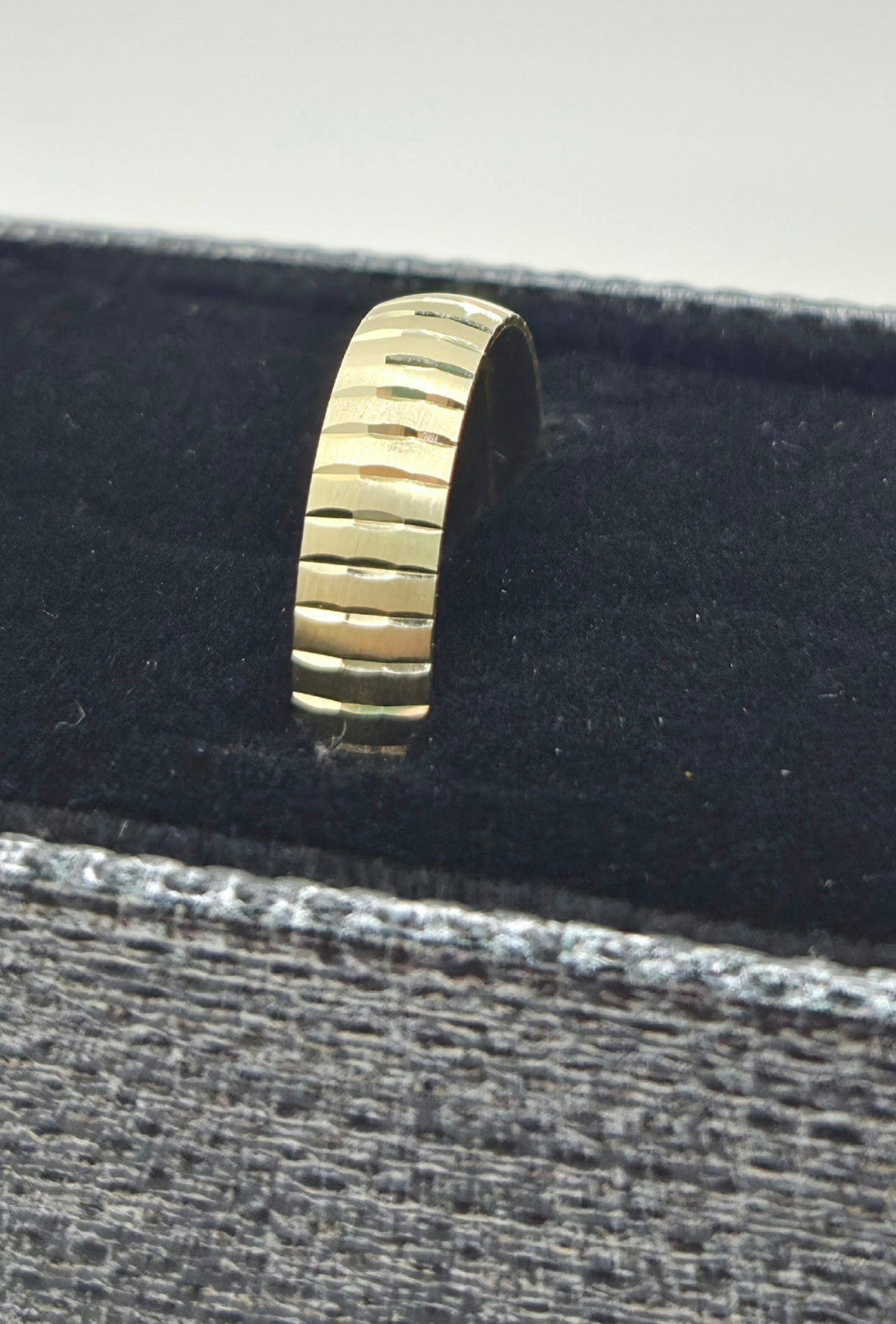 10KT FANCY VERTICAL LINES DESIGN WEDDING BAND RING Size 11 5MM Weight 2.6GR