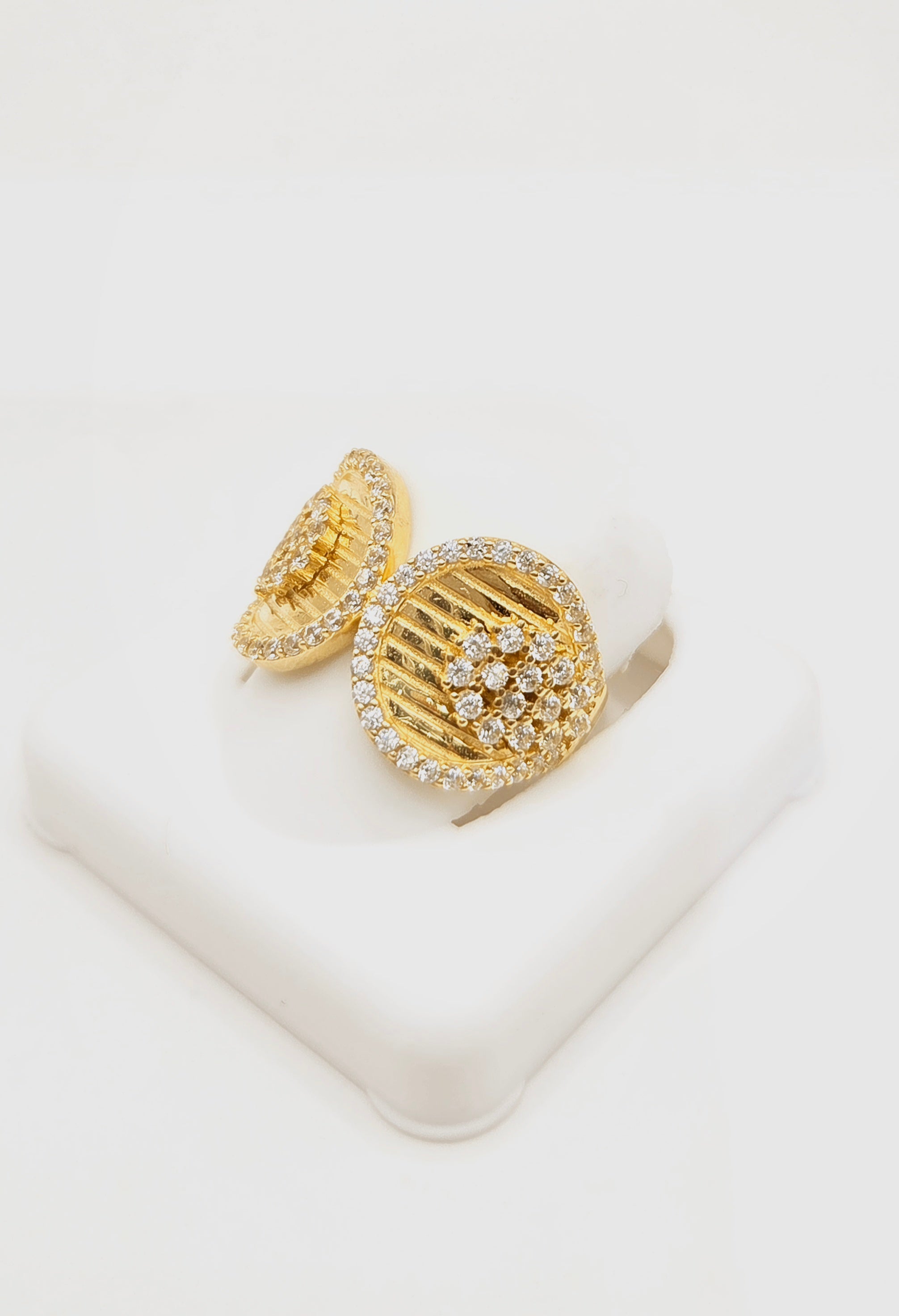 14KT MODERN TWO PETALS CZ DETAIL RING Size 8 Weight 4.6GR