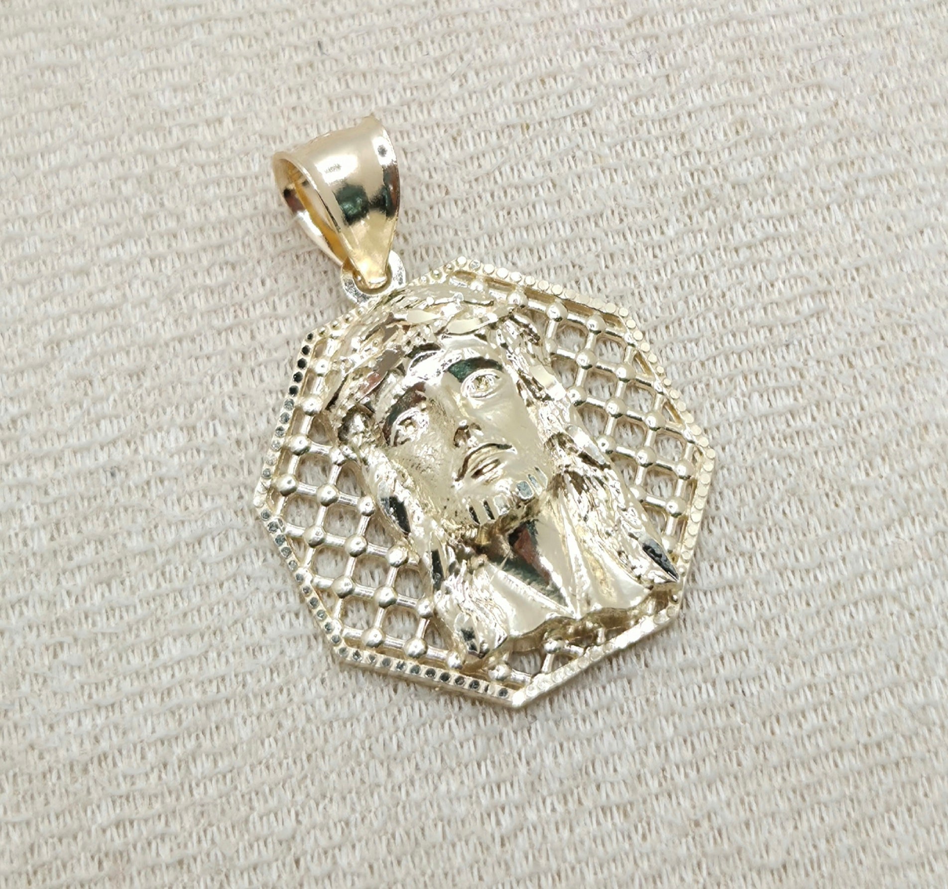 10KT MEDIUM OCTAGON NET BACKGROUND JESUS FACE Weight 2.4GR.