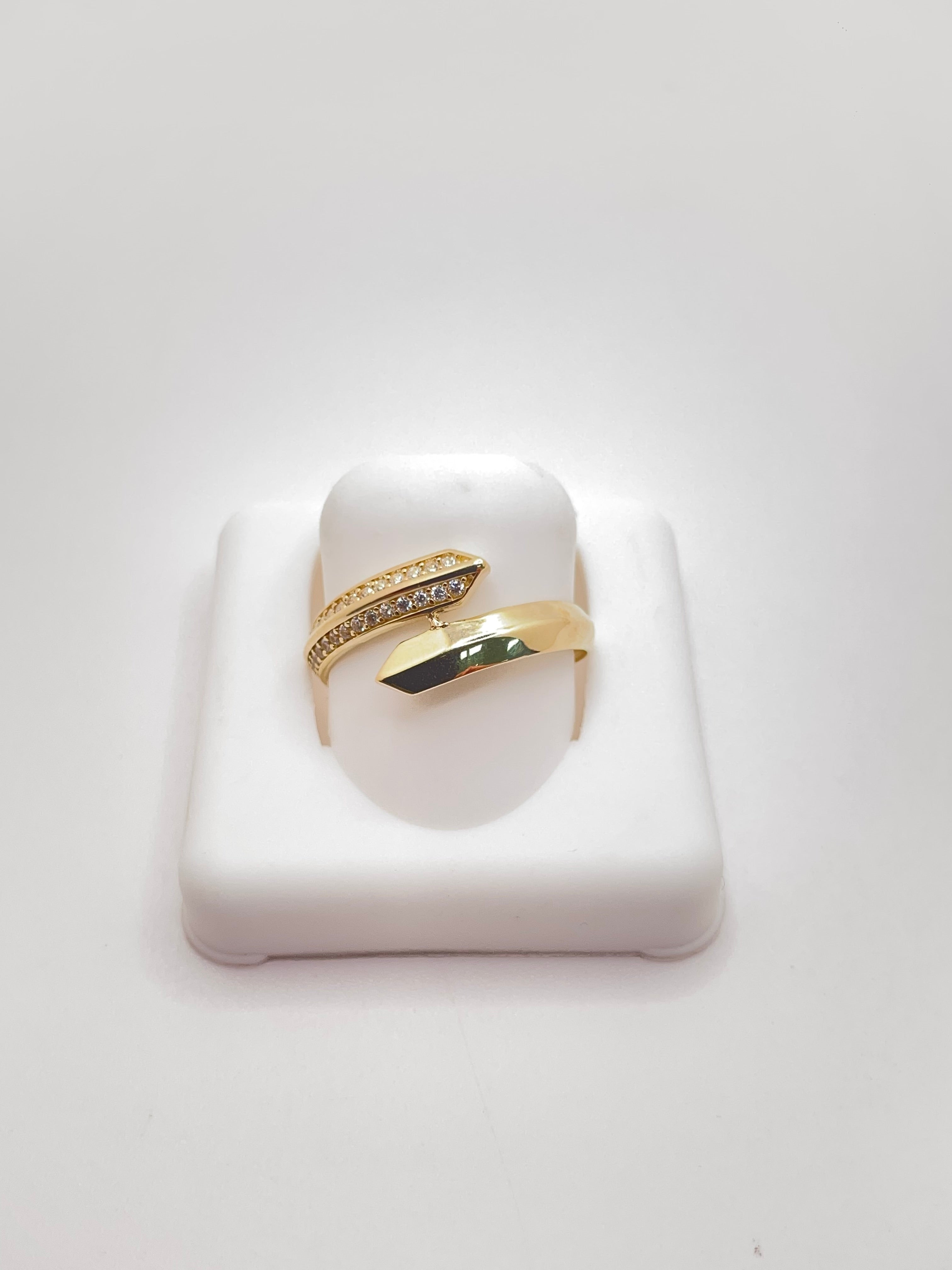 10KT DELICATE ASYMMETRIC RING WITH ZIRCONIA Size 8 Weight 1.7GR