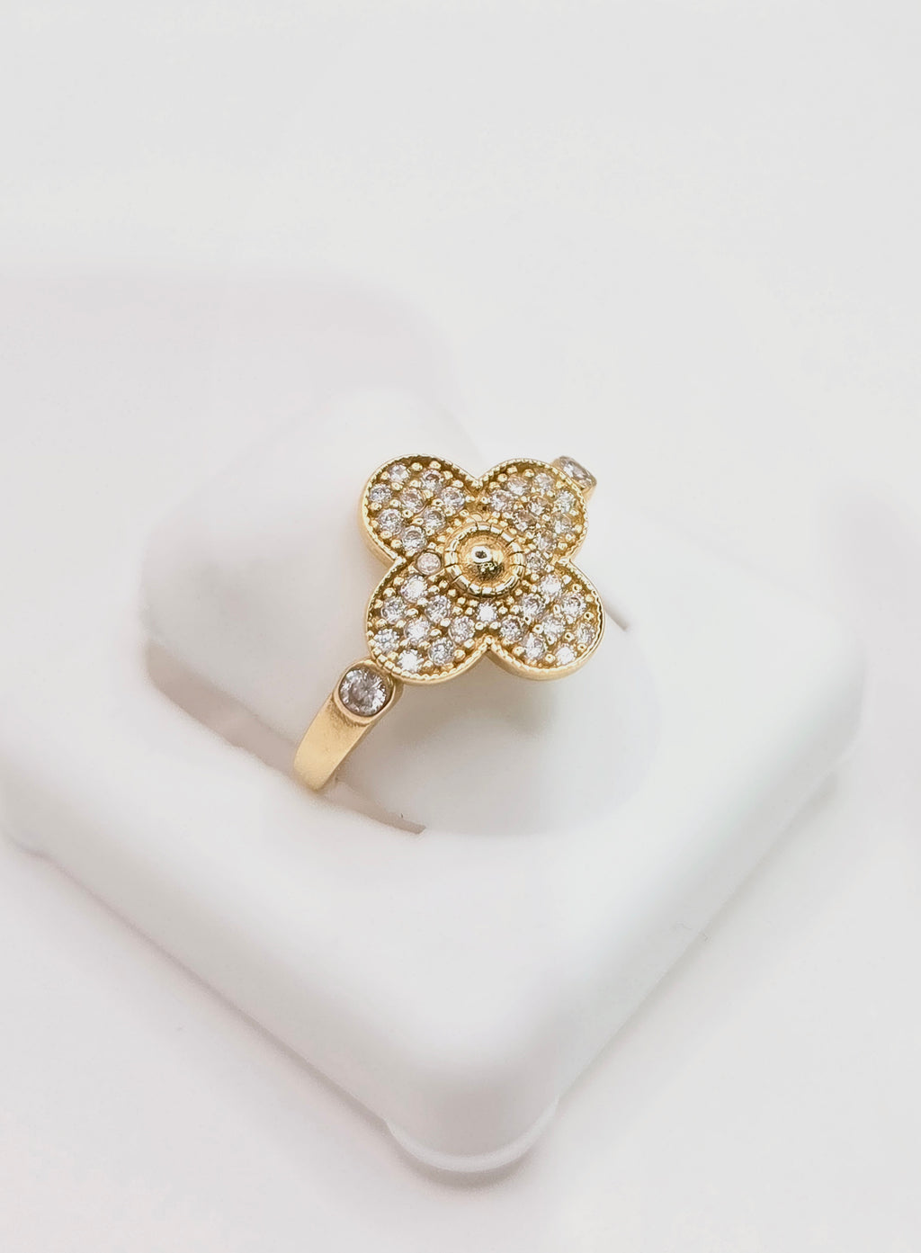 14KT ELEGANT RING WITH A LARGE FLOWER  SIZE 8 & 9 Weight 2.2GR