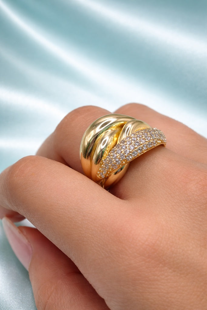 10KT MODERN CZ AND PLAIN INTERTWINED DESIGN RING Size 8-8.5 Weigth 3.9GR