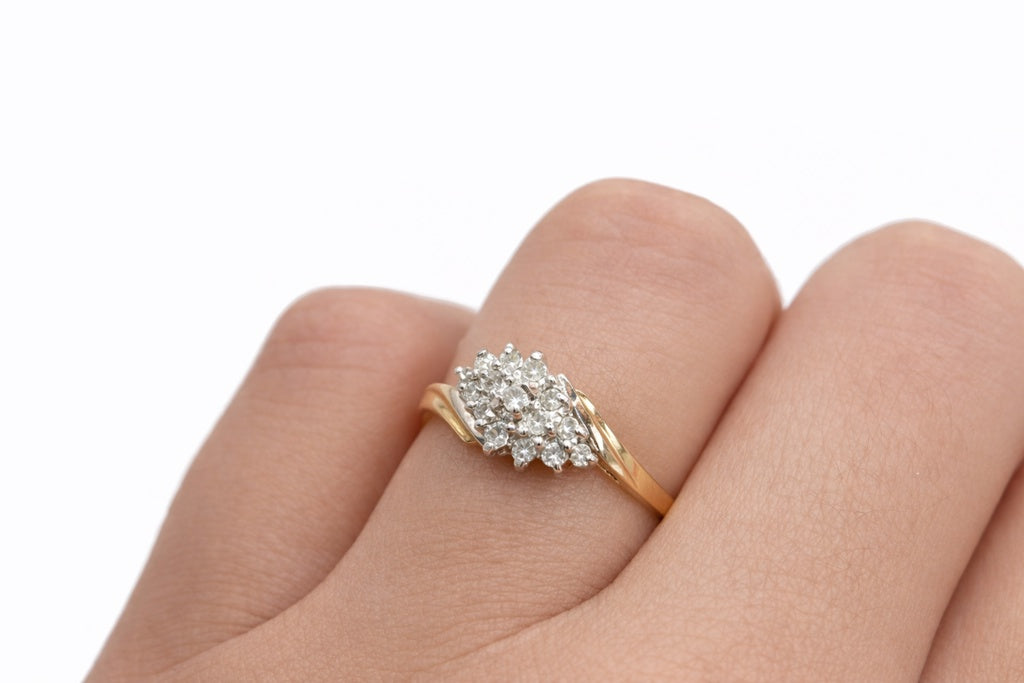 10KT DELICATE WOMAN'S DIAMOND RING Size 6.5 Weight 2GR