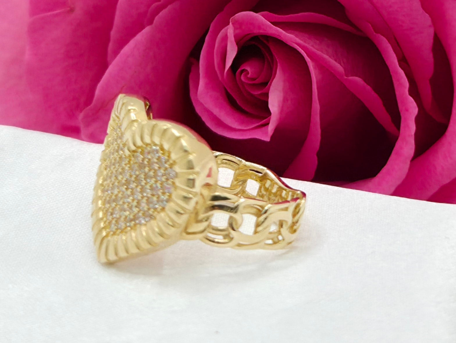 10KT CHINO LINK WITH STONES HEART RING Size 8 Weight 4.29GR