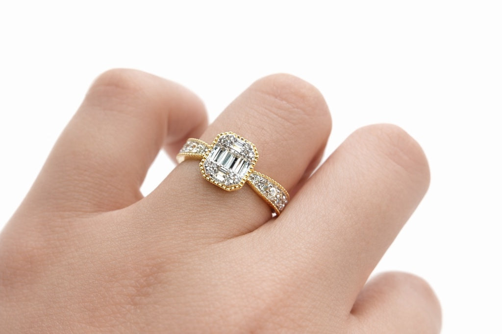 14KT DELICATE SQUARE DESIGN NATURALS DIAMONDS WOMAN'S RING Size 7