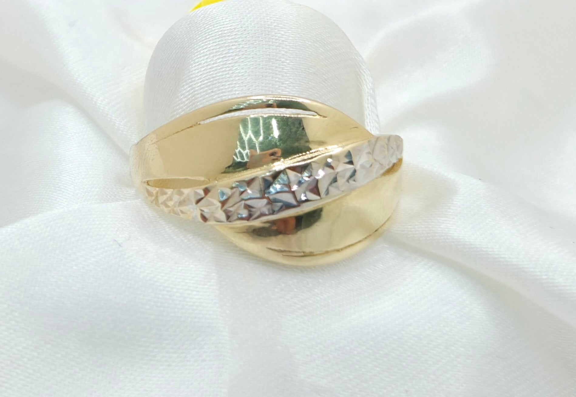14KT ELEGANT TWO TONE DIAMOND CUT DETAIL WOMEN'S RING  Size 10.5 Weight 3GR