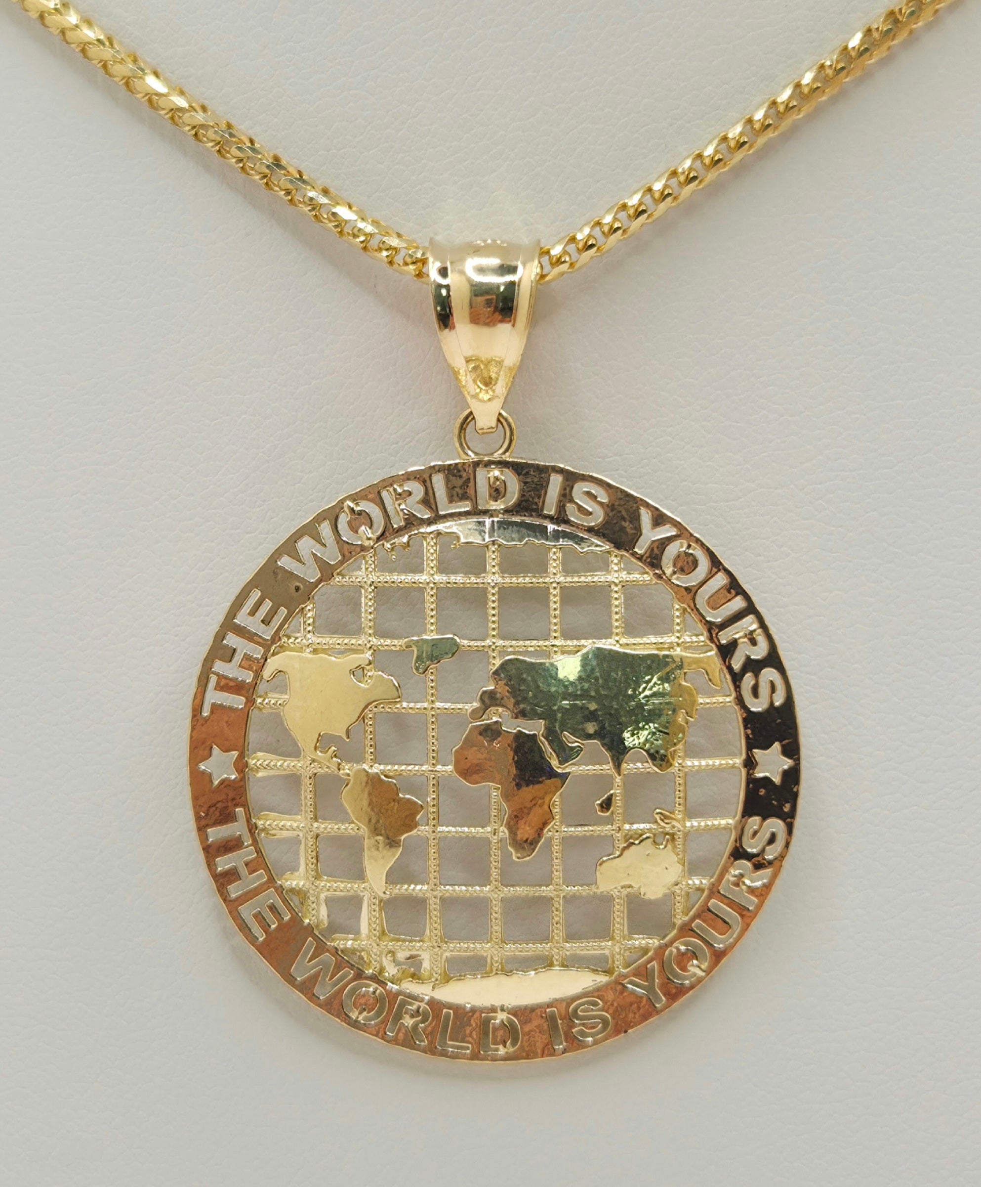 10KT LARGE THE WORLD IS YOURS GLOBE PENDANT Weight 6.2GR
