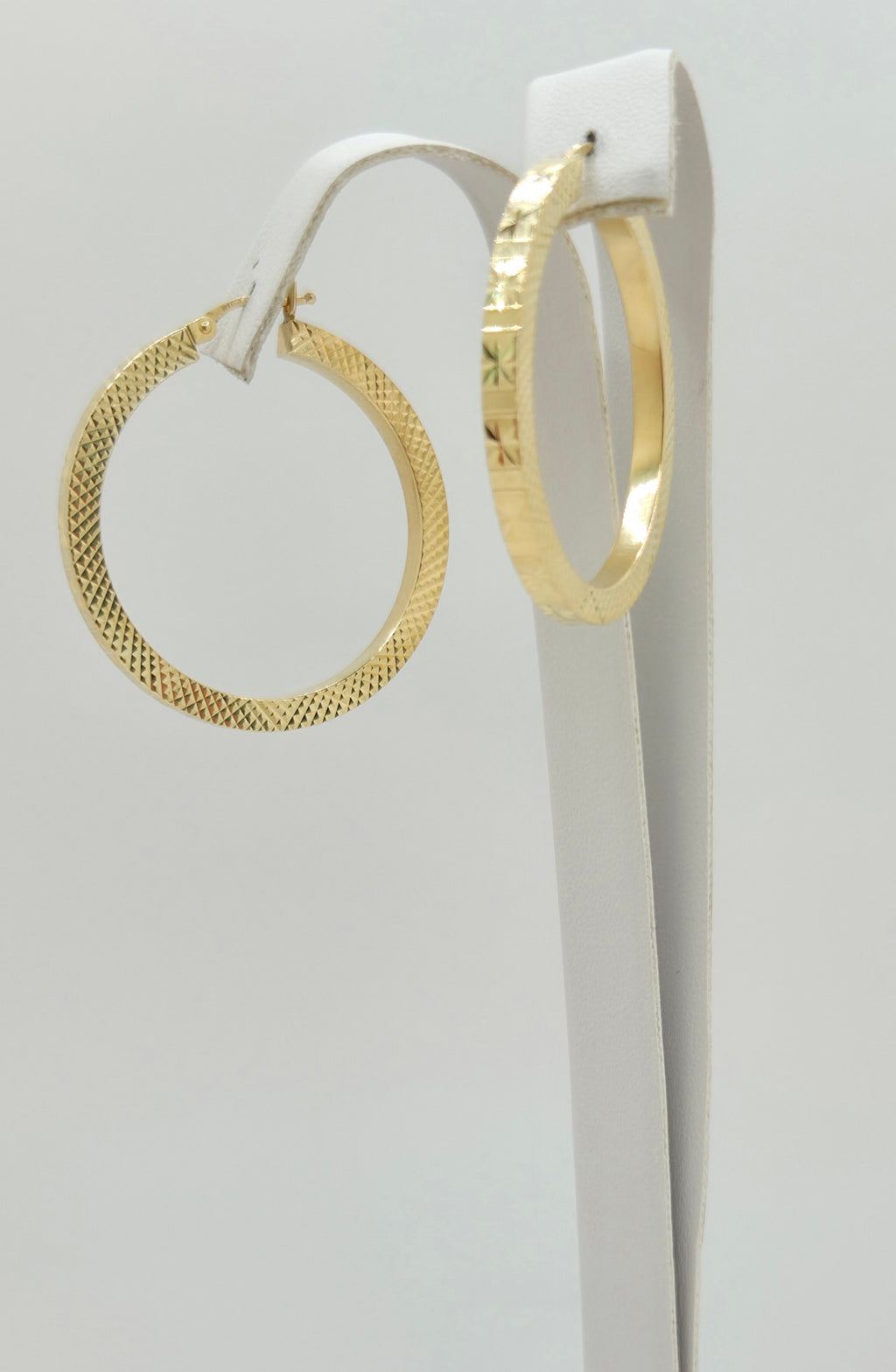 10KT FLASH DETAIL STRAIGHT EDGE HOOPS EARRINGS Size 4 Weight 3.6GR