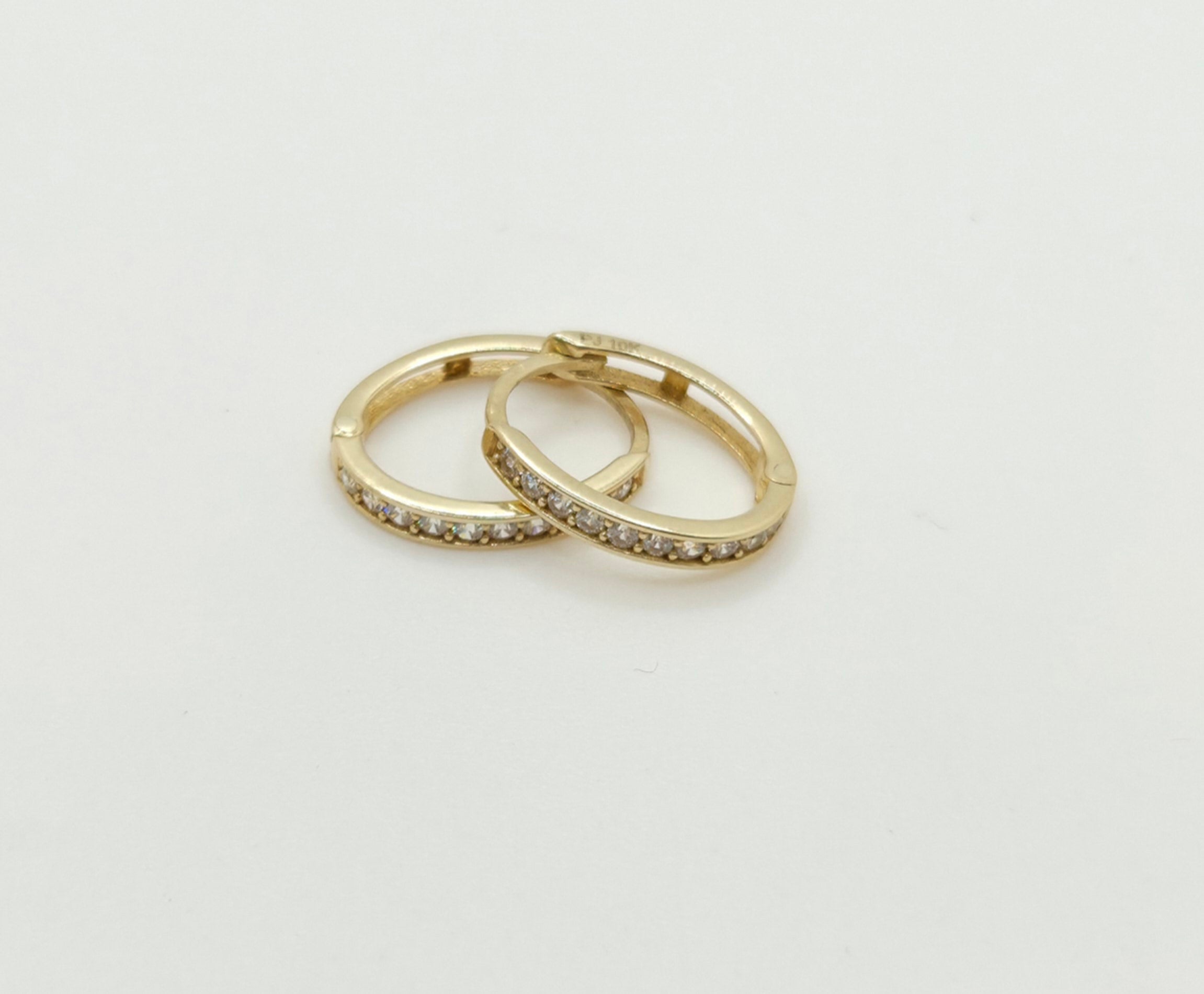 10KT CZ DETAIL MEDIUM OVAL HOOPS EARRINGS Weight 2GR