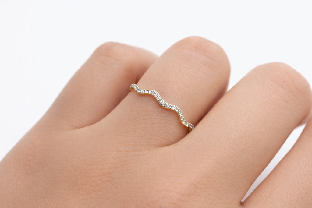 10KT WAVES DESIGN DIAMOND WOMAN'S BAND RING Size 0.07CT/7